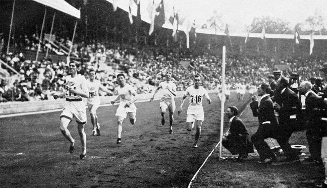 Löpare tävlar på Stockholms stadion inför en stor publik 1912